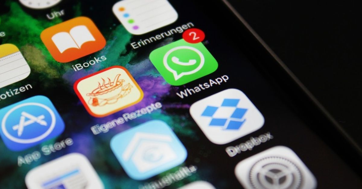 Ícone do WhatsApp em tela de smartphone durante anúncio do modo incógnito para conversas com inteligência artificial da Meta.