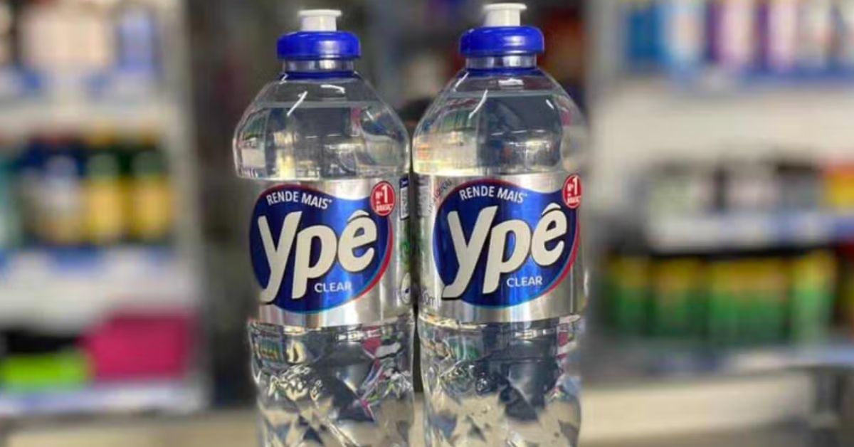 Frascos de detergente Ypê Clear em supermercado após suspensão temporária da restrição da Anvisa