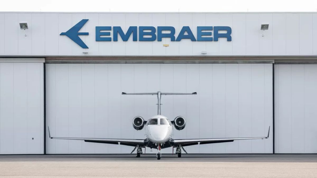 Imagem de um avião da Embraer para ilustrar uma matéria jornalística sobre as Ações da Embraer.