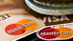 Visa e Mastercard fecham acordo bilionário e acendem alerta sobre milhas