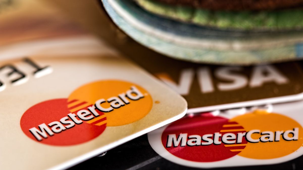 Imagem de cartões da Mastercard e Visa para ilustrar uma matéria jornalística sobre o Acordo da Visa e do Mastercard.