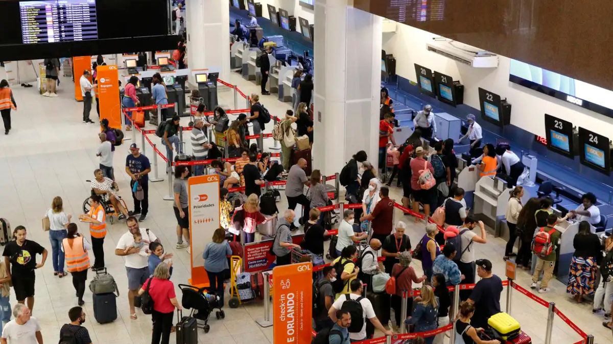 Imagem de um aeroporto lotado para ilustrar uma matéria sobre a alta da movimentação da aviação no Brasil.