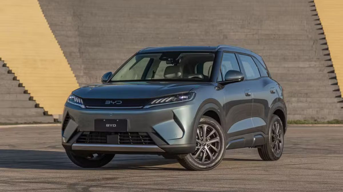 Imagem do novo veículo da BYD para ilustrar uma matéria jornalística sobre a BYD Atto 2 DM-i