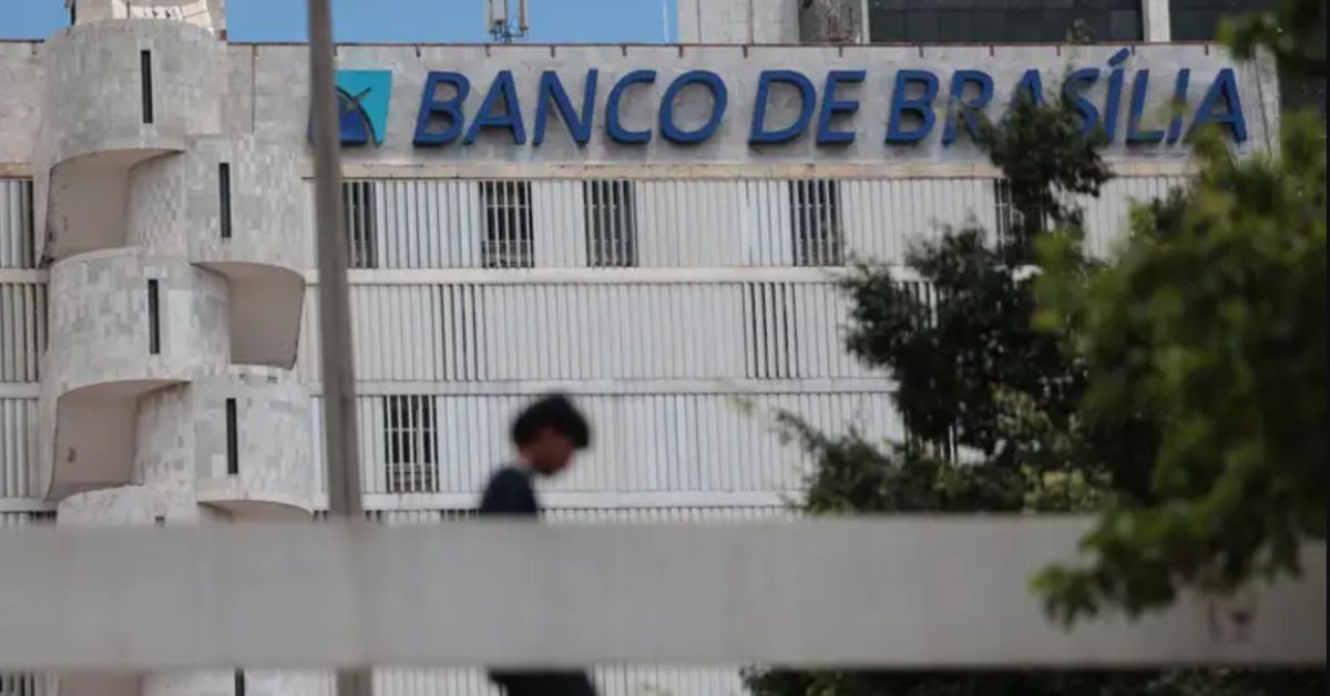 Imagem da fachada do Banco de Brasília para ilustrar uma matéria jornalística envolvendo o Banco Master.