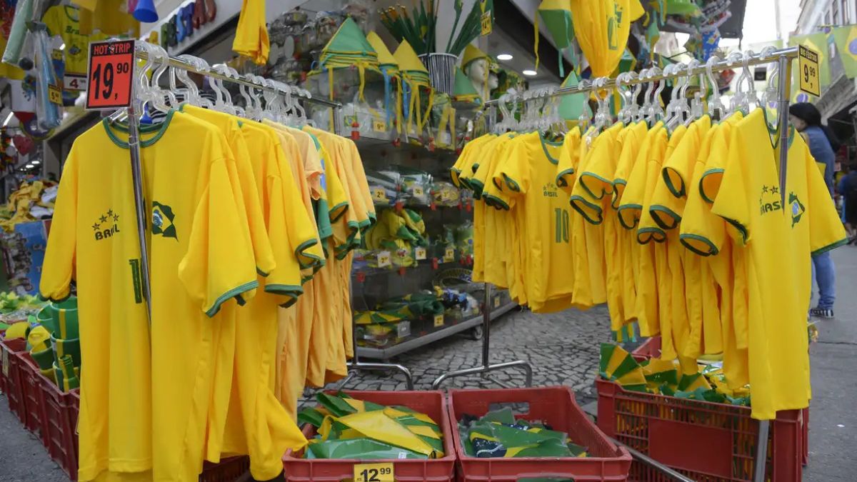 Imagem da camisas do Brasil para a Copa do Mundo de 2026 para ilustrar uma matéria jornalística sobre o comércio varejista.