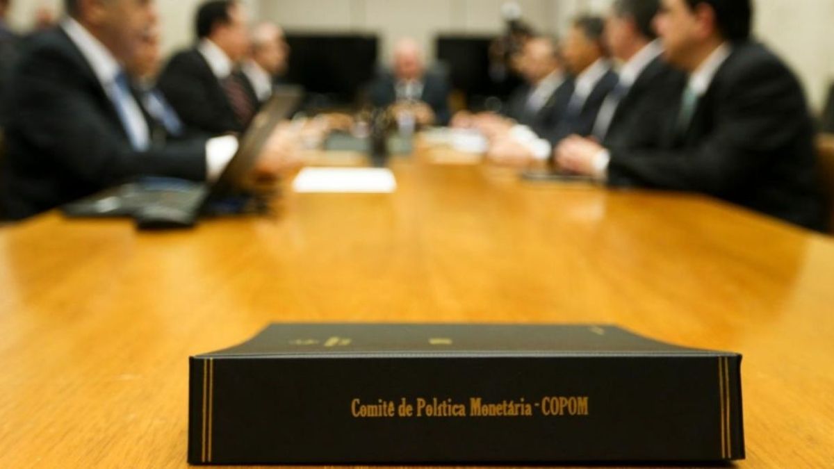 Imagem da reunião do Copom para ilustrar uma matéria jornalística sobre o Corte da Selic, o Copom e o Banco Central do Brasil.