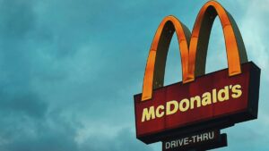 McDonald’s muda estratégia global para enfrentar nova ameaça no fast-food