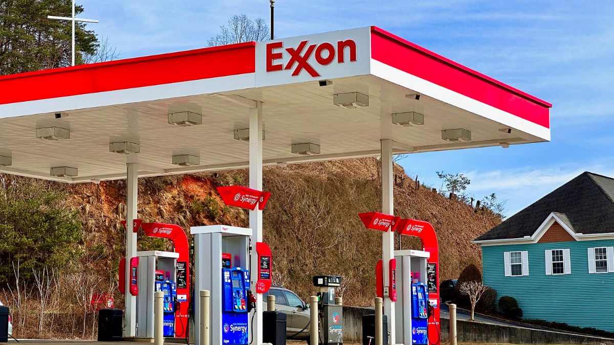 Imagem de um posto de combustível da Exxon para ilustrar uma matéria jornalística sobre a ExxonMobil e a Cuba.