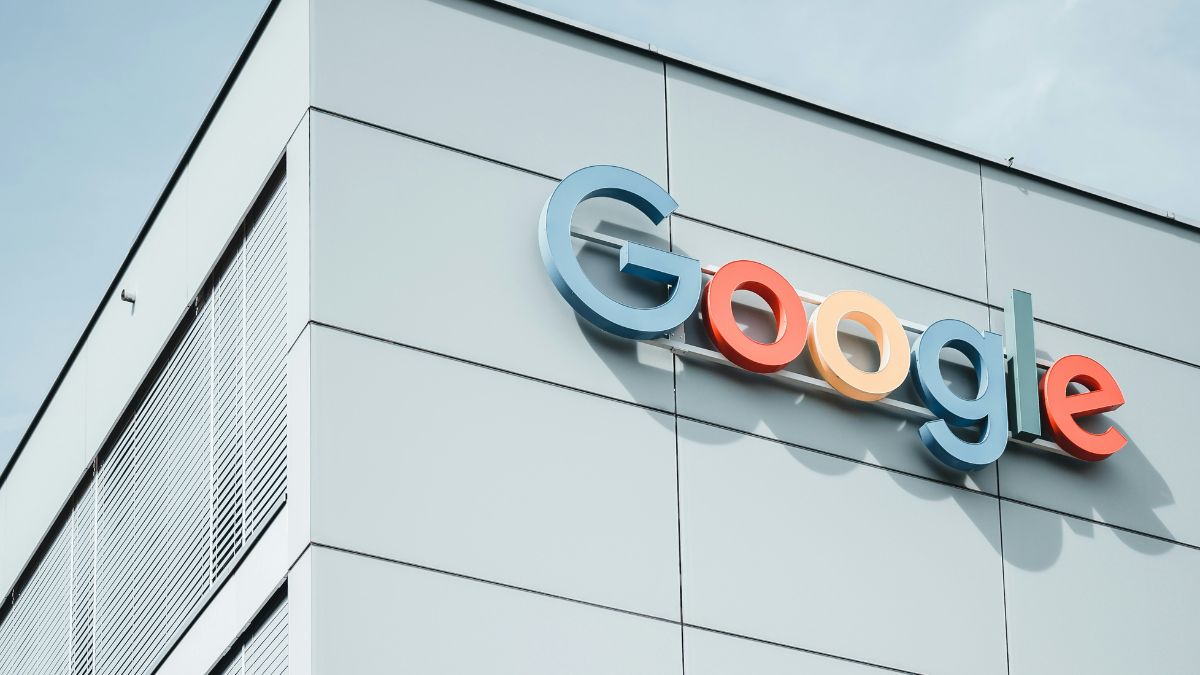 Imagem da fachada do prédio do Google para ilustrar uma matéria jornalística sobre a Google IA.
