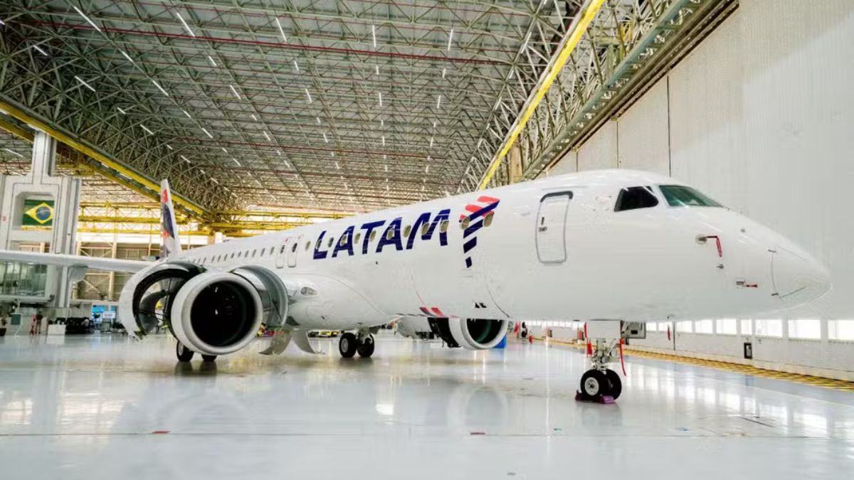 Imagem do avião da Latam para ilustrar uma matéria jornalística sobre a Latam e a Embraer.