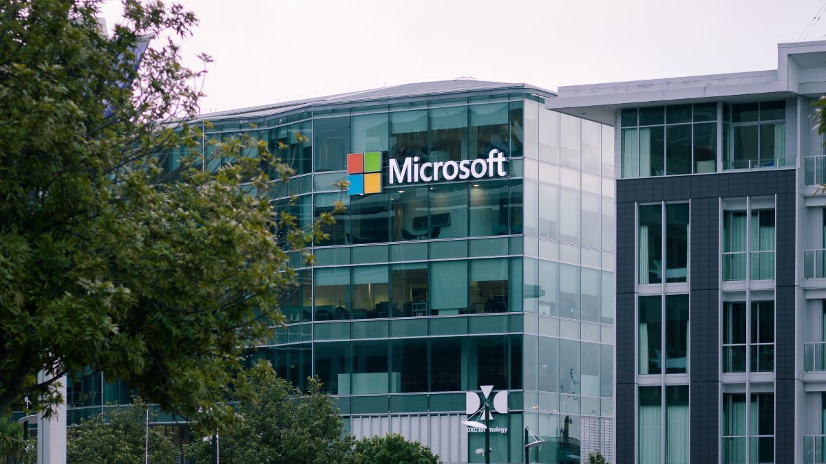 Imagem da fachada de uma das sedes da Microsoft para ilustrar uma matéria jornalística sobre a Microsoft Brasil.
