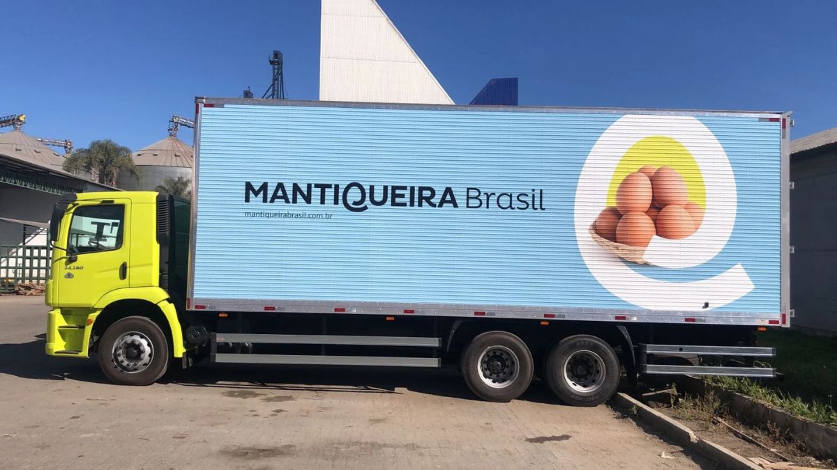Imagem de um caminhão da Mantiqueira Brasil para ilustrar a nova bebida feita de clara de ovos.