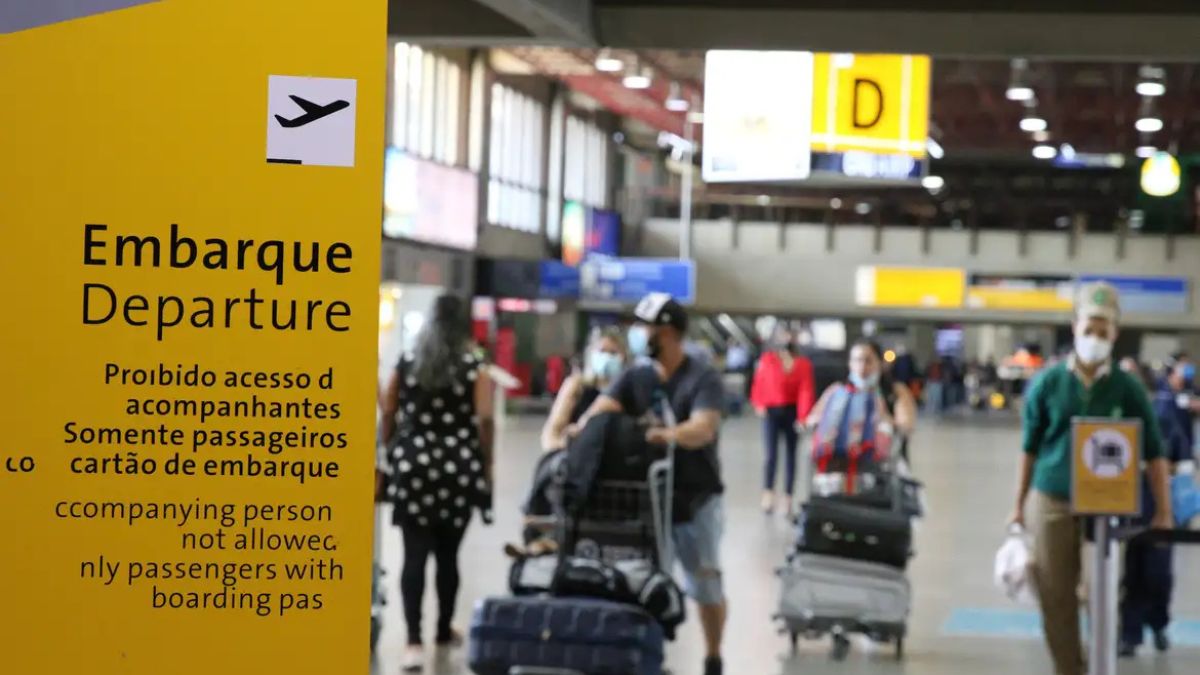 Imagem da passageiros no aeroporto para ilustrar uma matéria jornalística sobre o preço das passagens aéreas no Brasil.