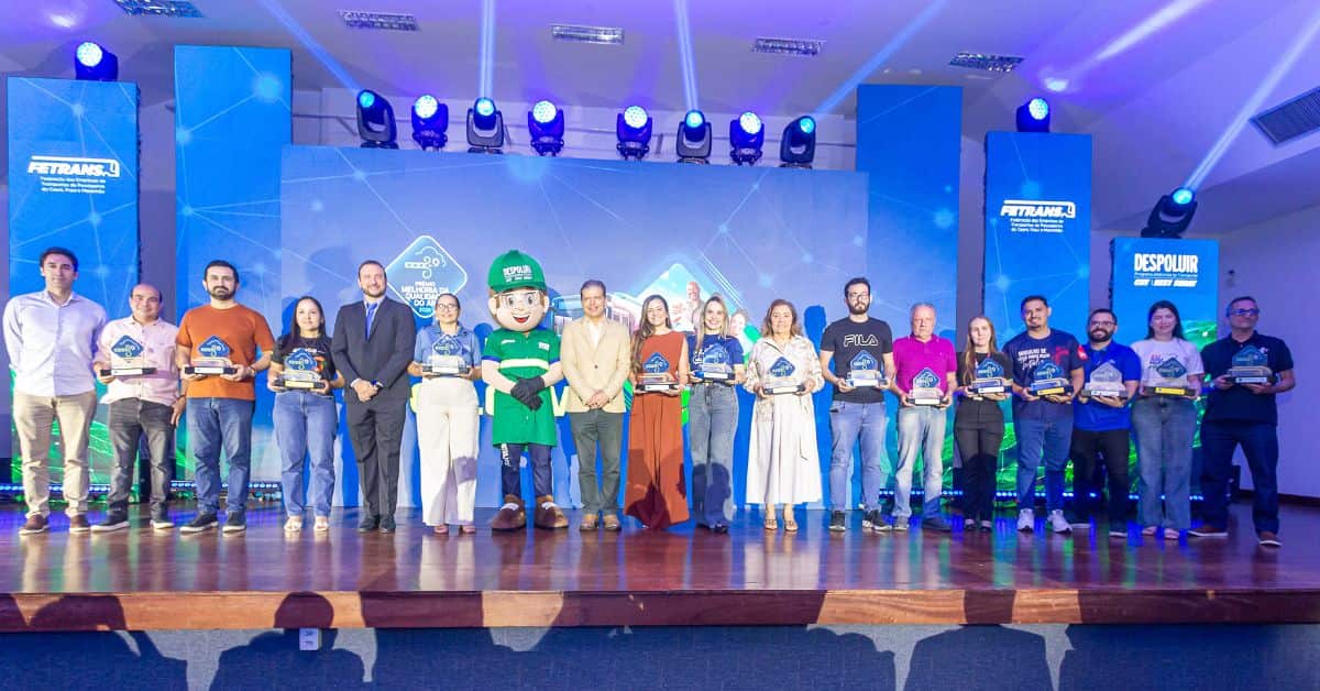 Representantes das empresas vencedoras da 23ª edição do Prêmio Melhoria da Qualidade do Ar (PMQA) durante cerimônia promovida pela FETRANS, em Fortaleza.
