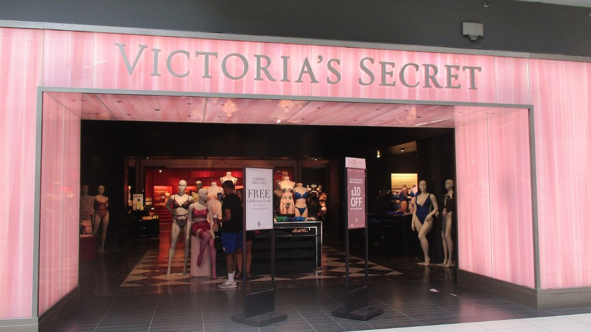 Imagem da fachada da Victoria's Secret para ilustrar uma matéria jornalística sobre a Recuperação da Victoria's Secret.