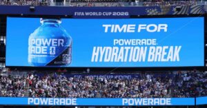 Publicidade na Copa do Mundo transforma pausa para hidratação em vitrine bilionária