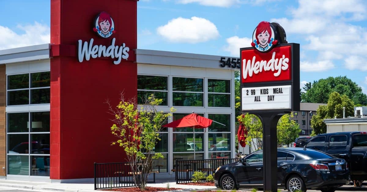 Ações da Wendy's disparam após mobilização de investidores no Reddit; fachada de uma unidade da rede nos Estados Unidos.