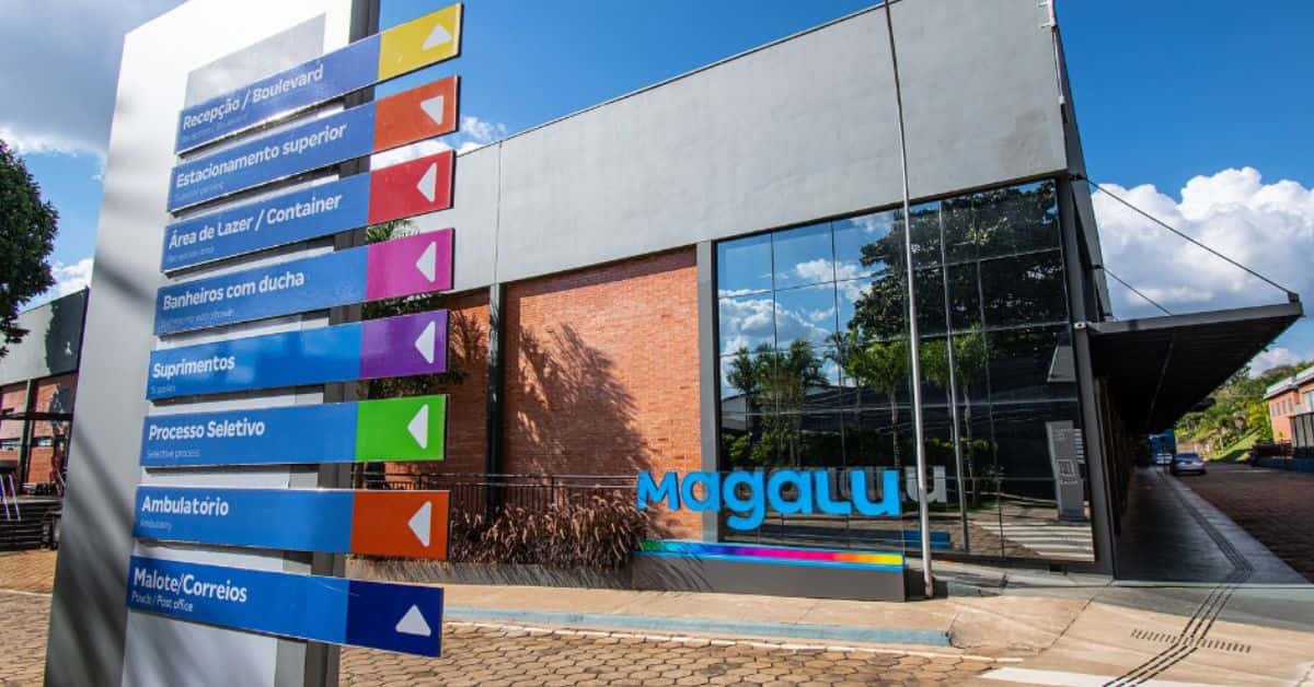 Fachada de centro operacional do Magazine Luiza (Magalu), empresa que firmou acordo com a Amazon para ampliar a venda de produtos e fortalecer sua estrutura logística no comércio eletrônico brasileiro.
