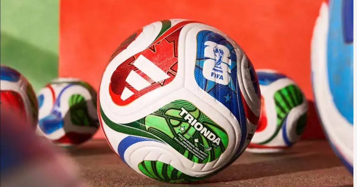 Bola oficial da Copa do Mundo 2026 desenvolvida pela Adidas, exibida com o logotipo da FIFA durante evento de apresentação.