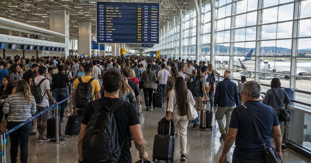 Movimento intenso de passageiros em aeroporto durante o feriado de Corpus Christi