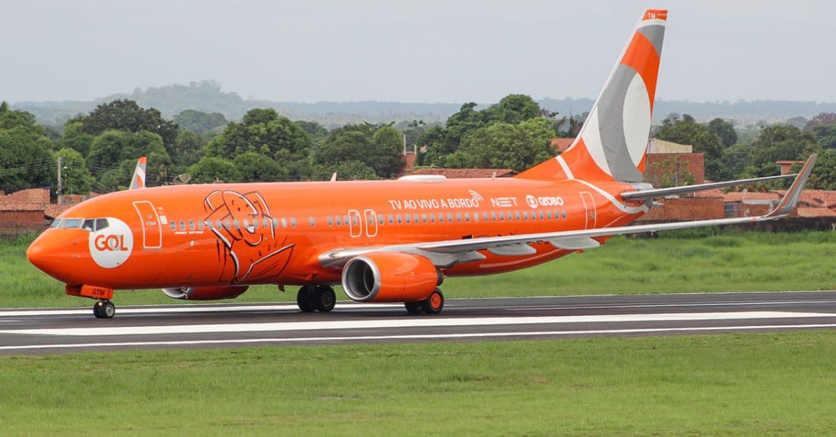 Avião da Gol, empresa afeta da pela alta do preço do querosene de aviação, em pista de aeroporto durante operação no Brasil.
