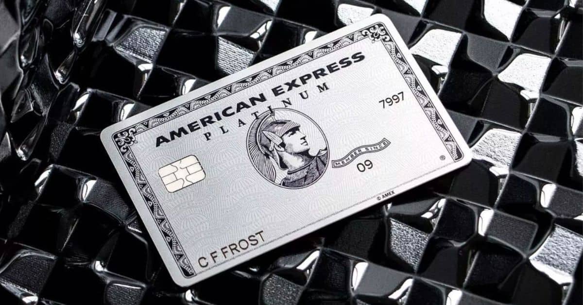 Cartão American Express Platinum exibido em imagem promocional da companhia, que anunciou a compra da plataforma de reservas de restaurantes TheFork por US$ 700 milhões.