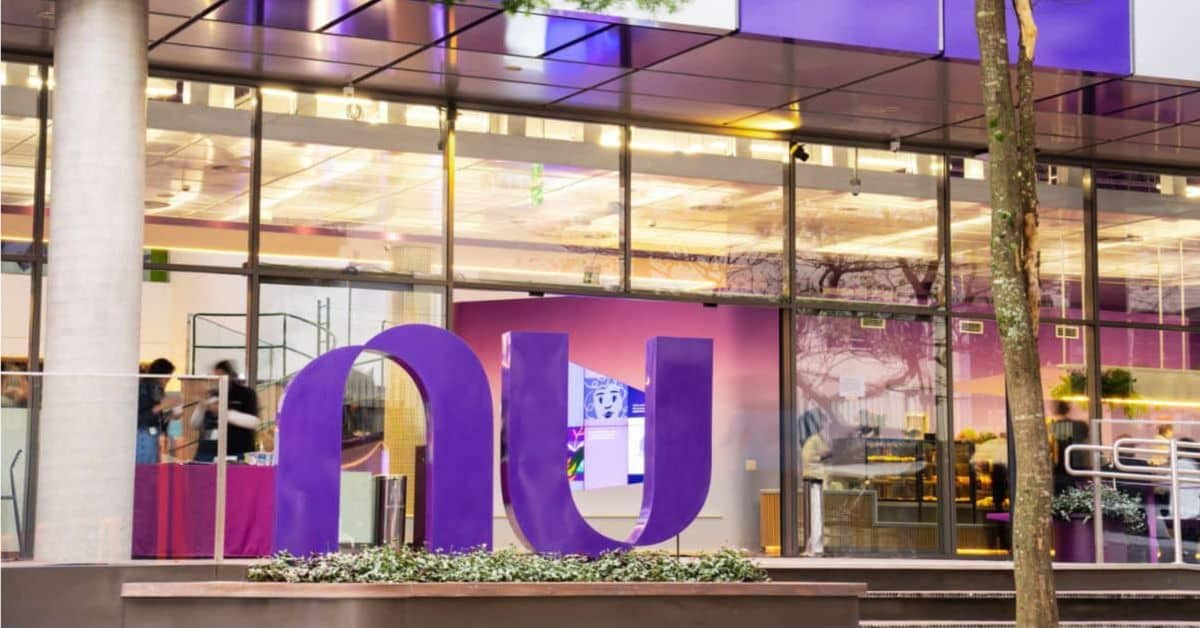 Fachada de unidade do Nubank com a identidade visual roxa da marca. A imagem ilustra o avanço da antecipação de recebíveis sem nota fiscal e a expansão da atuação da fintech no crédito para pequenas empresas.
