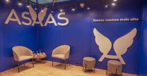 Asaas compra Helena CRM e leva disputa das fintechs para dentro do WhatsApp