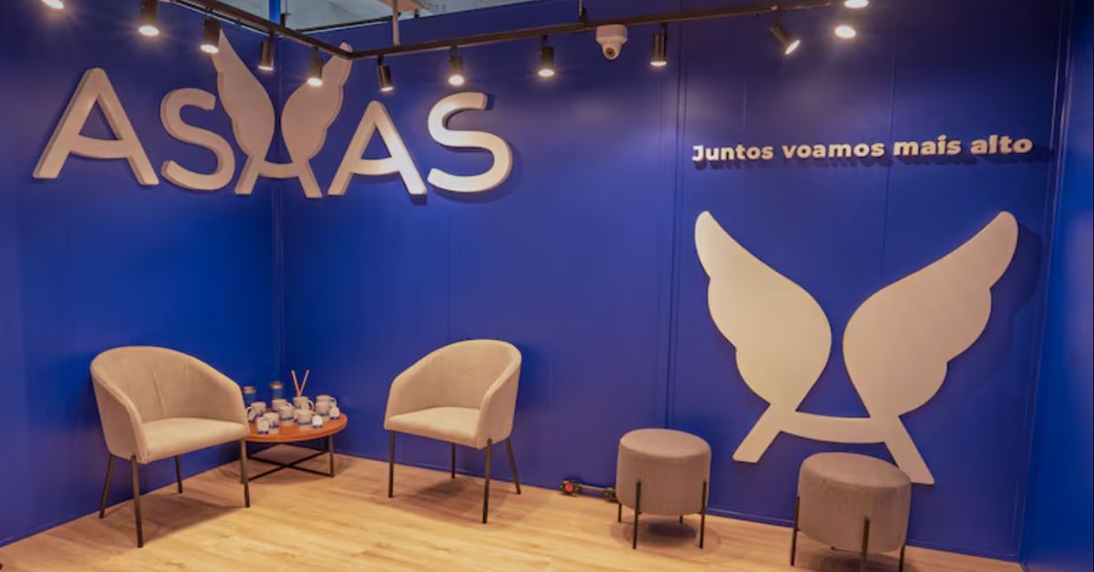 Escritório da Asaas em ambiente corporativo com identidade visual azul da fintech, em meio ao anúncio da compra da Helena CRM por R$ 150 milhões.