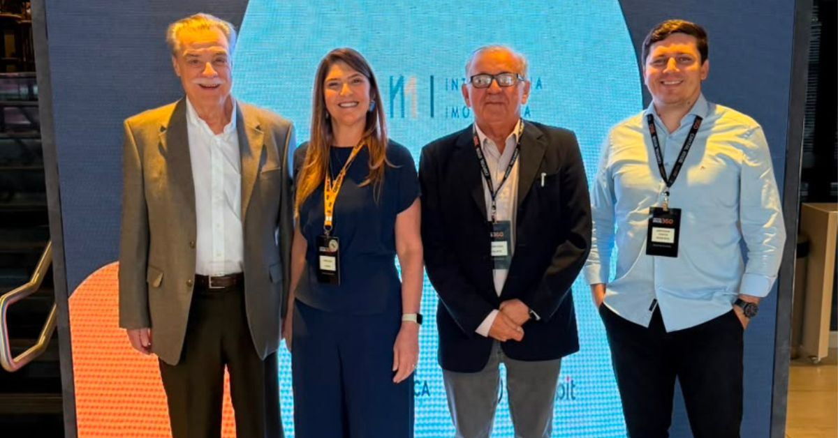 Representantes da BSPAR em frente ao painel do Capital Imob 360 durante apresentação do BS Steel, torre corporativa da Quadra BS em Fortaleza.