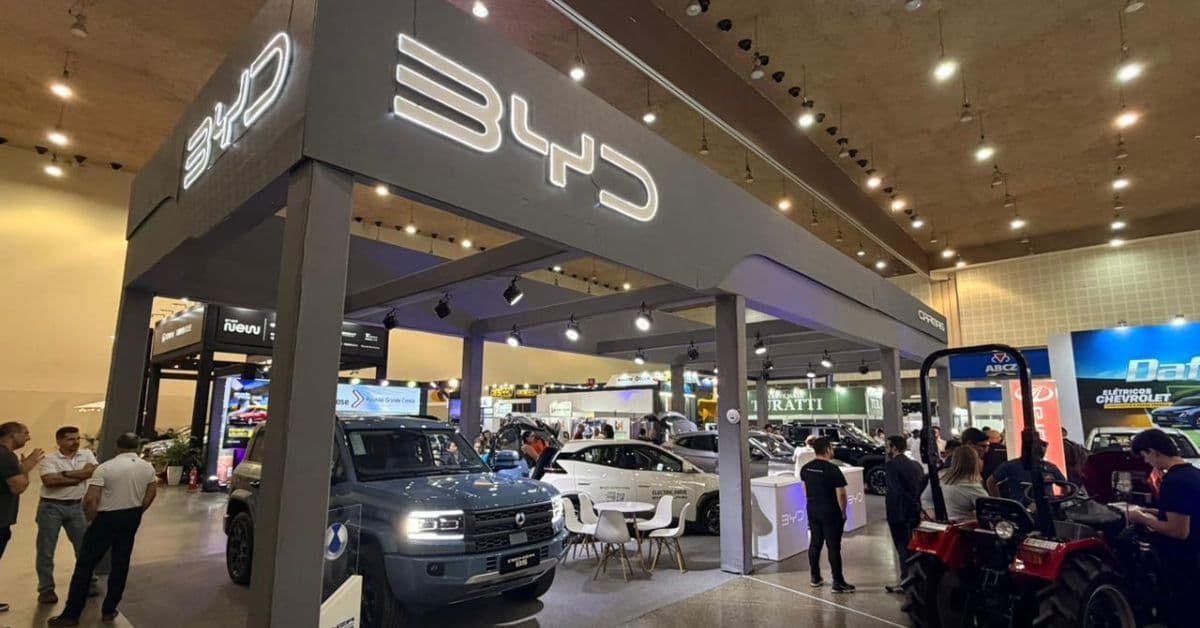 Estande da BYD Carmais na PECBrasil 2026, em Fortaleza, com veículos eletrificados expostos e visitantes circulando pela feira.