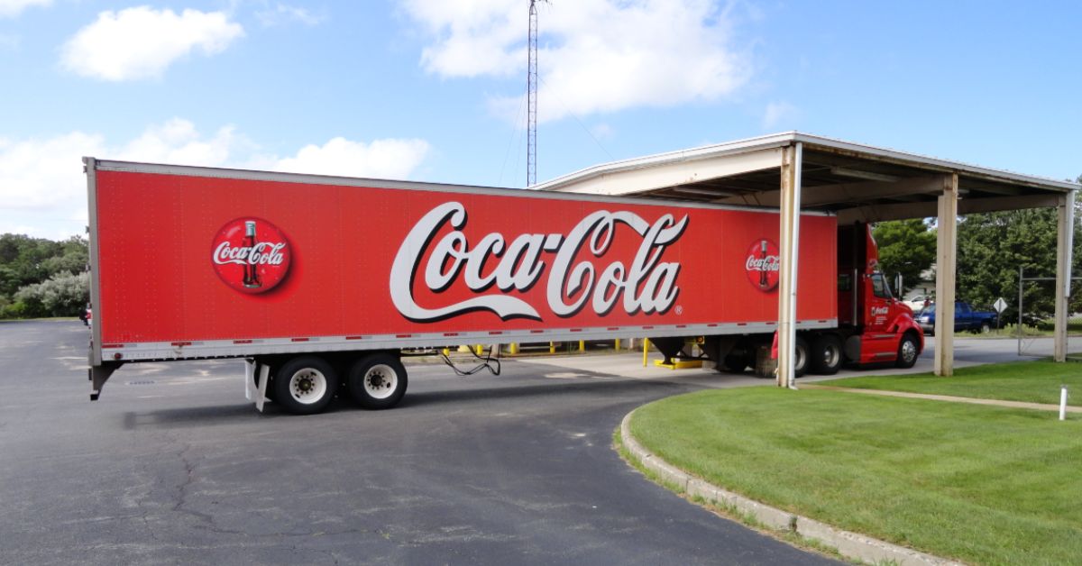 Caso tributário da Coca-Cola: caminhão da empresa em centro de distribuição nos Estados Unidos
