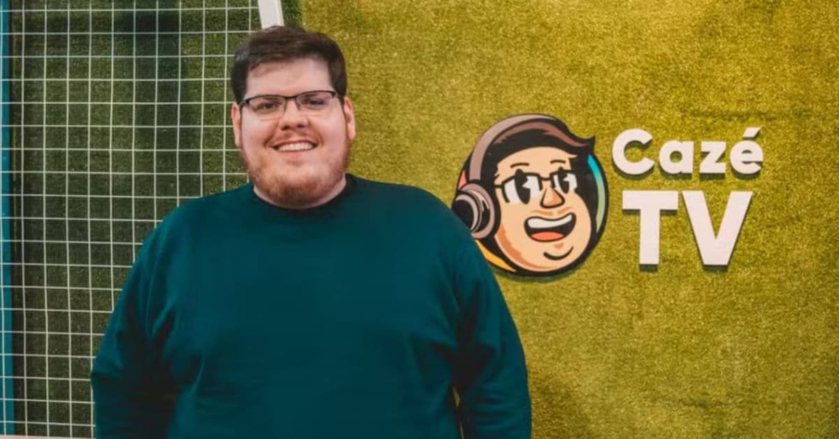 Casimiro Miguel posa em frente ao logotipo da CazéTV, plataforma que ganhou destaque nas transmissões esportivas e da Copa do Mundo.
