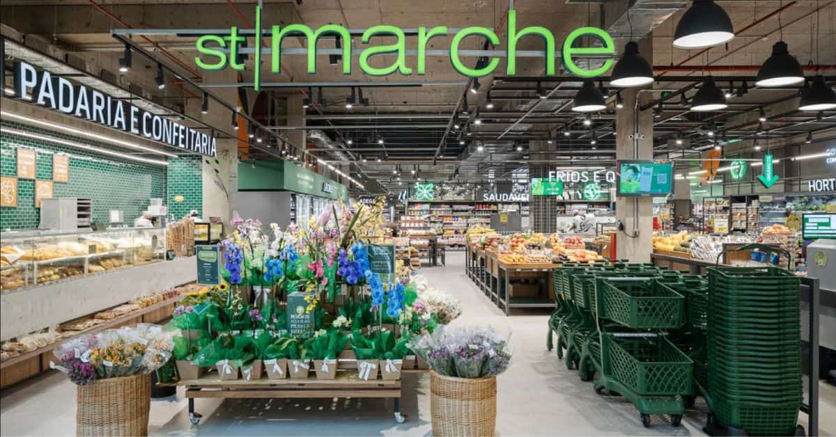 Interior de uma loja da rede St. Marche, adquirida pela Cencosud, com áreas de hortifrúti, padaria e produtos premium em São Paulo.