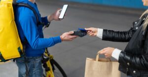 Delivery durante jogos do Brasil cresce mais que corridas e revela nova dinâmica de consumo na Copa
