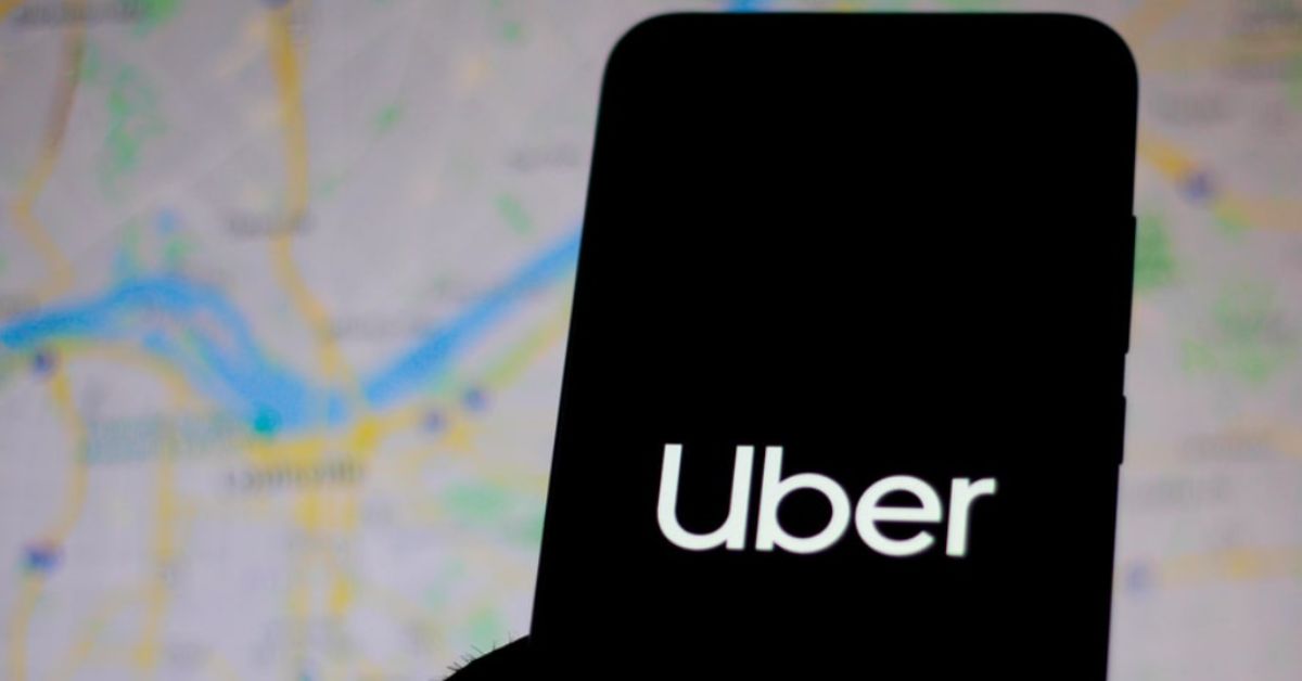 Logo da Uber em tela de smartphone durante anúncio de demissões na Uber e reorganização da estrutura corporativa da empresa.