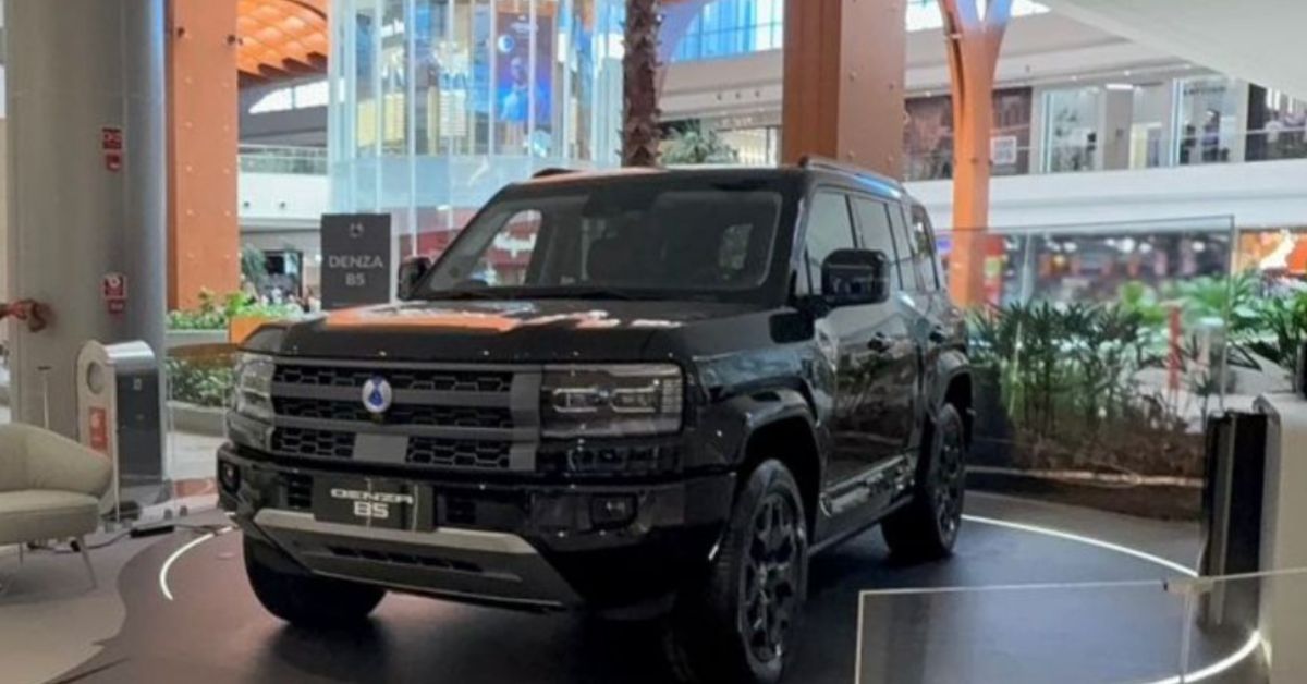 SUV híbrido plug-in Denza B5 exposto em espaço de demonstração no Brasil; modelo impulsionou o avanço da marca chinesa e ajudou a Denza superar Audi no mercado premium nacional.