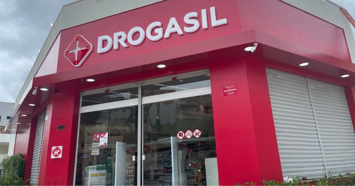 Fachada de uma unidade da Drogasil, rede de farmácias condenada pela Justiça do Maranhão em ação relacionada à prática de desconto mediante CPF.
