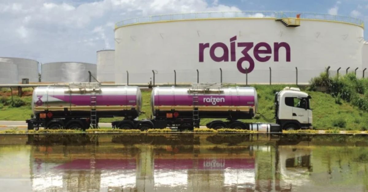 Caminhão-tanque da Raízen circula em frente a tanques de armazenamento de combustíveis da companhia. A empresa anunciou a venda de sua operação na Argentina em meio ao processo de redução da dívida.