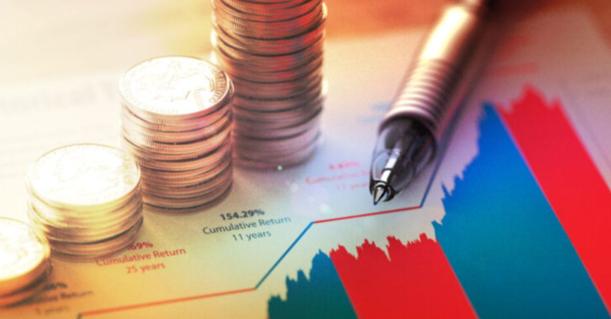 Pilhas de moedas sobre gráfico financeiro de crescimento e desempenho econômico, ilustrando renda, crédito, endividamento e planejamento financeiro.
