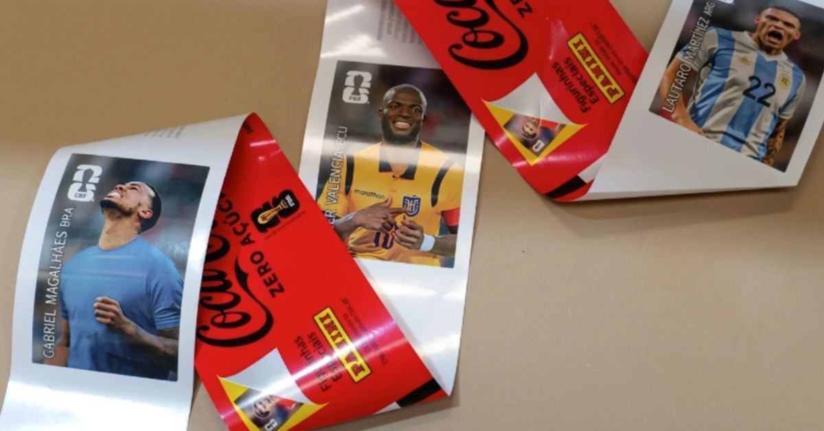 Rótulos promocionais da Coca-Cola com figurinhas exclusivas da Copa do Mundo de 2026, distribuídas em parceria com a Panini.