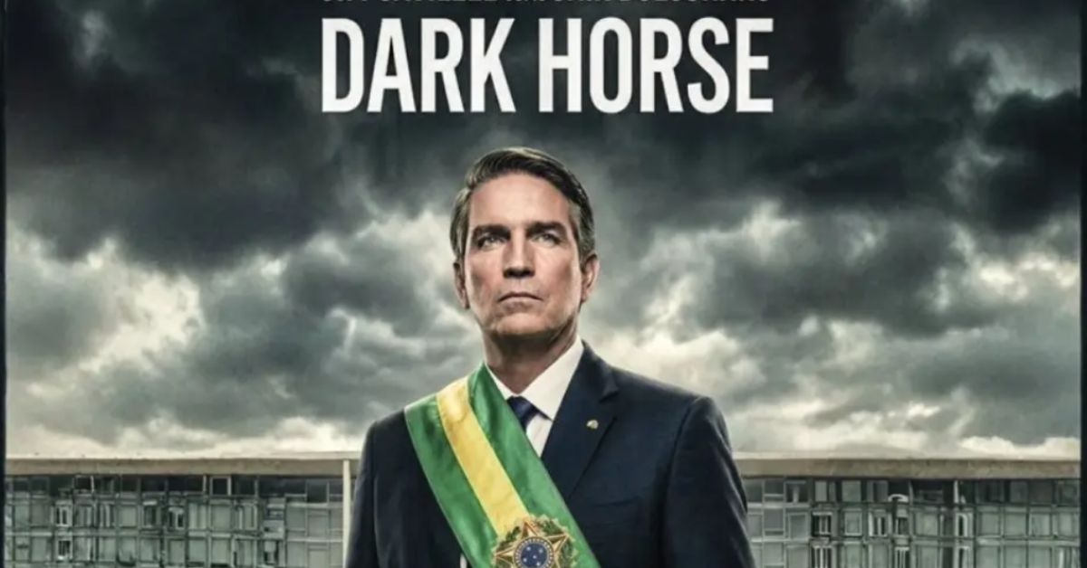 Cartaz promocional do filme Dark Horse, produção sobre a trajetória política de Jair Bolsonaro, que aparece ao centro usando a faixa presidencial diante do Palácio do Planalto.
