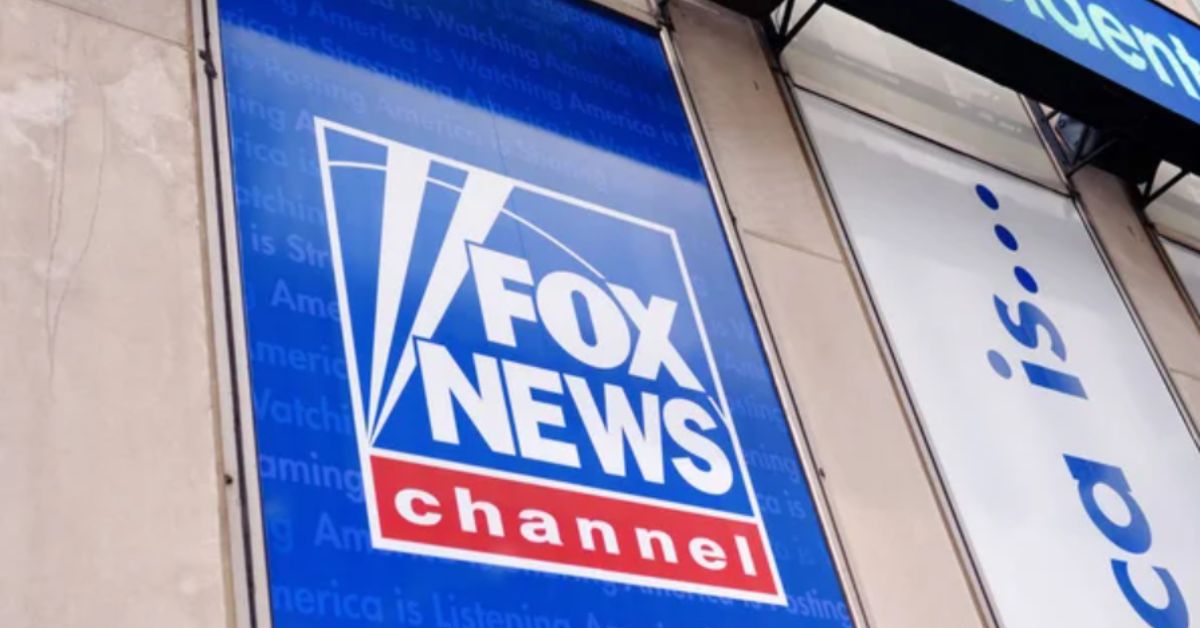Fachada da Fox News em prédio corporativo nos Estados Unidos, uma das empresas pertencentes ao grupo Fox Corporation.