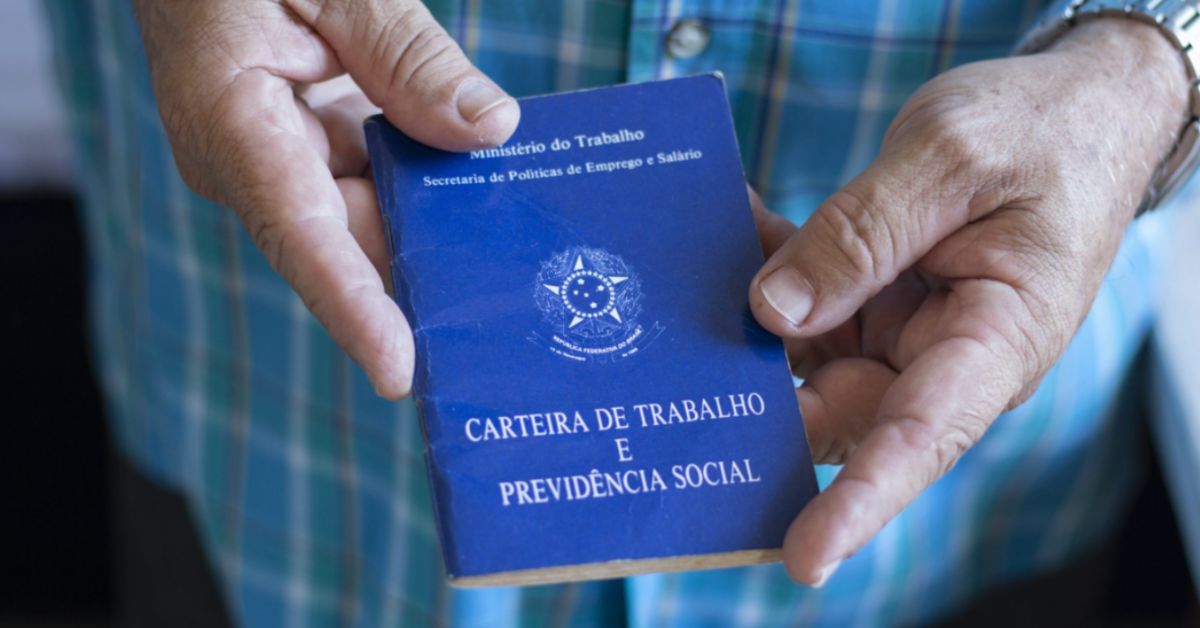 Carteira de Trabalho simboliza o mercado formal, que registrou a menor geração de vagas para maio desde 2020.