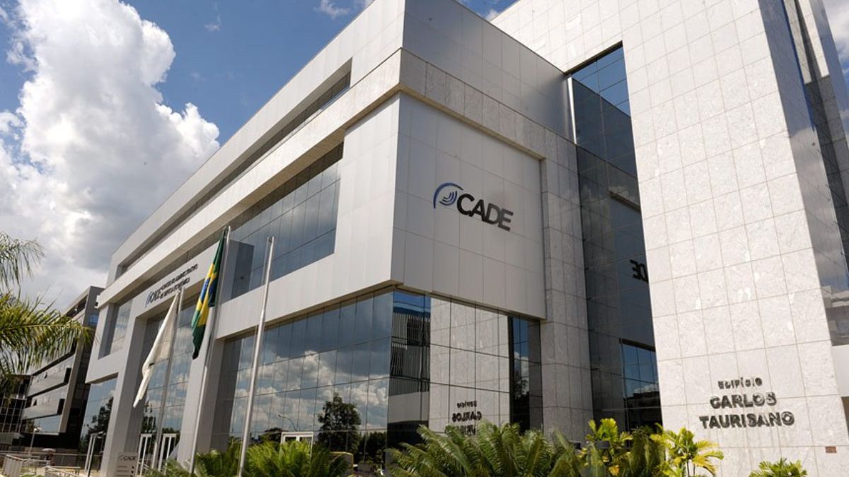 Imagem da fachada do Cade para ilustrar uma matéria jornalística sobre a solicitação do iFood de uma possível investigação do Cade a empresas concorrentes.