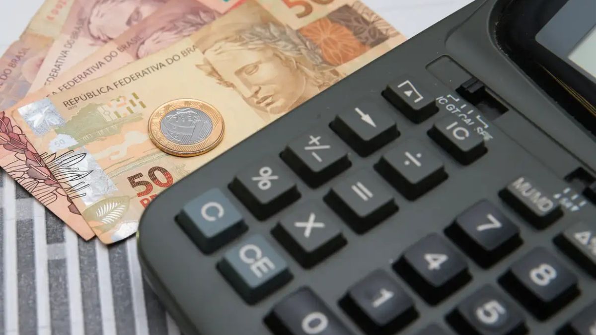 Imagem de uma calculadora para ilustrar uma matéria jornalística sobre a Inadimplência no agronegócio.