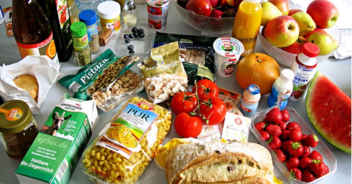Inflação dos alimentos: mesa com frutas, legumes, massas, laticínios e outros produtos alimentícios usados para ilustrar a alta dos preços da alimentação.