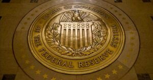 Federal Reserve mantém juros dos EUA e reduz espaço para queda mais rápida da Selic no Brasil