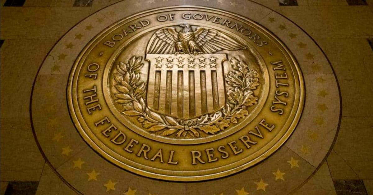 Selo do Federal Reserve System, banco central dos Estados Unidos, exibido em destaque em parede interna da instituição.