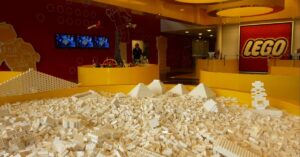 Lego aposta em nostalgia para o público adulto, dobra receita e muda a indústria dos brinquedos